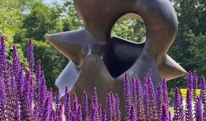 Henry Moore w Kew Gardens